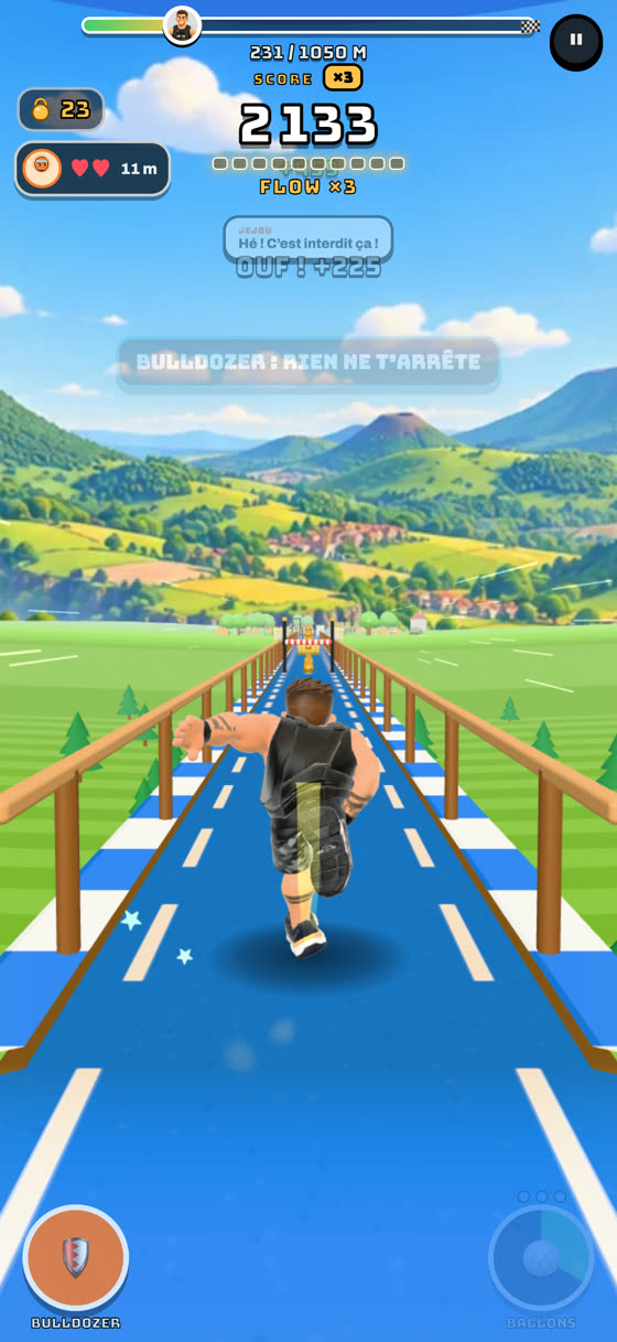 Course sur une passerelle, score et multiplicateur en haut de l’écran